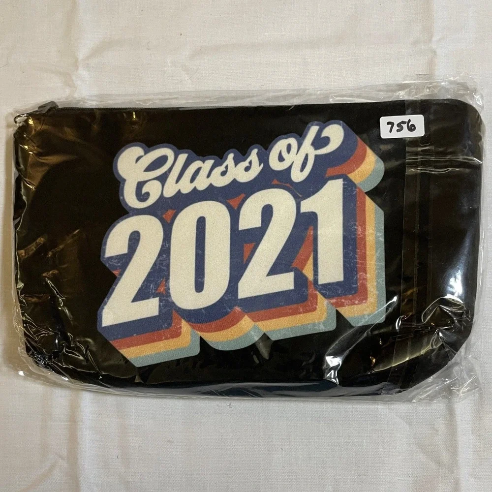 The Pouch Zipper Bag Unisex OS‎ Black NWT Class of 2021 Retro Graphic Graduation